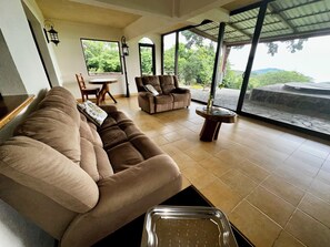 Smart TV - Quaint farmhouse with WiFi in Tierras Morenas, Costa Rica Lake Arenal (Tierras Morenas)