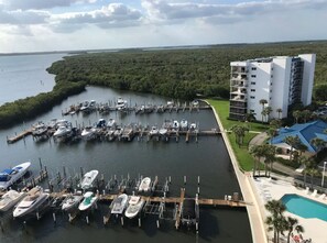Marina - Cozy Beach Condo w/Workspace, Great WiFi, Paddle Boards, Canoe, Gym, Pool & Spa (Fort Pierce)