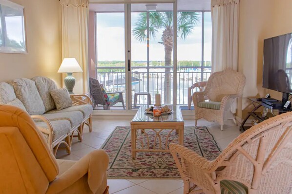 Smart TV, printers - Cozy Beach Condo w/Workspace, Great WiFi, Paddle Boards, Canoe, Gym, Pool & Spa (Fort Pierce)