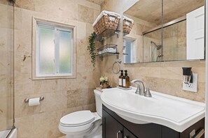 Sèche-cheveux, serviettes fournies, savon, shampoing