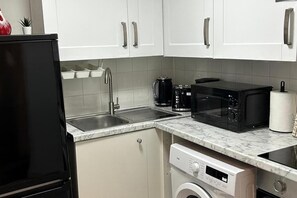 電冰箱、微波爐、烤箱、爐台