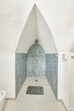 Doccia, asciugacapelli, bidet, asciugamani