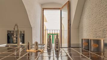 Réfrigérateur, four, plaque de cuisson, cafetière/bouilloire