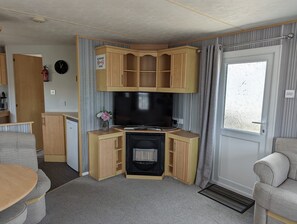House | Private kitchen | Fridge, microwave, oven, stovetop - Coastal Caravan Butlins - Skegness (Skegness)