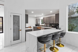 Fridge, microwave, oven, stovetop - Deluxe 3Bed 3Bath Home - Dresden East Neighborhood Atlanta (Atlanta)