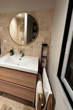 مجففات شعر، مناشف، صابون، ورق حمّام