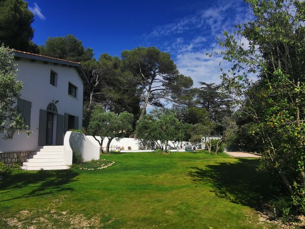 المنشأة من الخارج