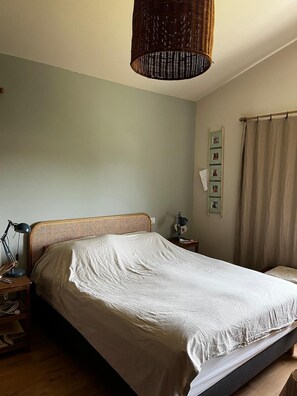 5 عدّة غرف نوم ومكتب ومكواة/لوح كي وسرير سفر