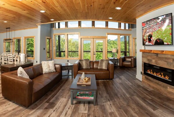 Smart TV, fireplace, table football - 3600sq ft Large Cabin/POOL Community/Views/5-bdrm/Ample Parking/Hottub/King beds (Pigeon Forge)