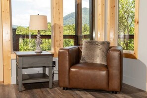 Smart TV, fireplace, table football - 3600sq ft Large Cabin/POOL Community/Views/5-bdrm/Ample Parking/Hottub/King beds (Pigeon Forge)