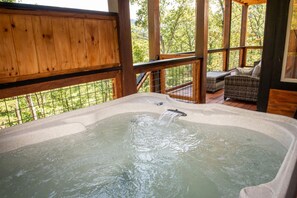 Outdoor spa tub - 3600sq ft Large Cabin/POOL Community/Views/5-bdrm/Ample Parking/Hottub/King beds (Pigeon Forge)