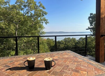 Lake Eufaula- Luxury Lake House, Lake Views Hot Tub 3 Decks Air Hockey,Fire Pit