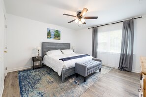 3 slaapkamers, een bureau, een strijkplank/strijkijzer, reisbedje