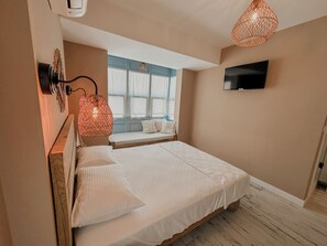 Bay Window Room with Balcony | Free WiFi, bed sheets - Villa Egella (Dikili)