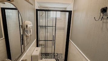 Superior Room | Bathroom | Hair dryer, slippers, towels