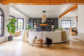 Smart TV, chimenea, libros y oficina
