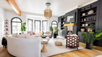 Smart TV, fireplace, books, offices