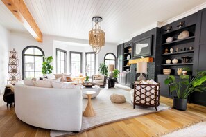 Smart TV, chimenea, libros y oficina