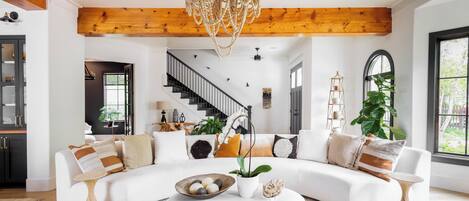 Smart TV, chimenea, libros y oficina