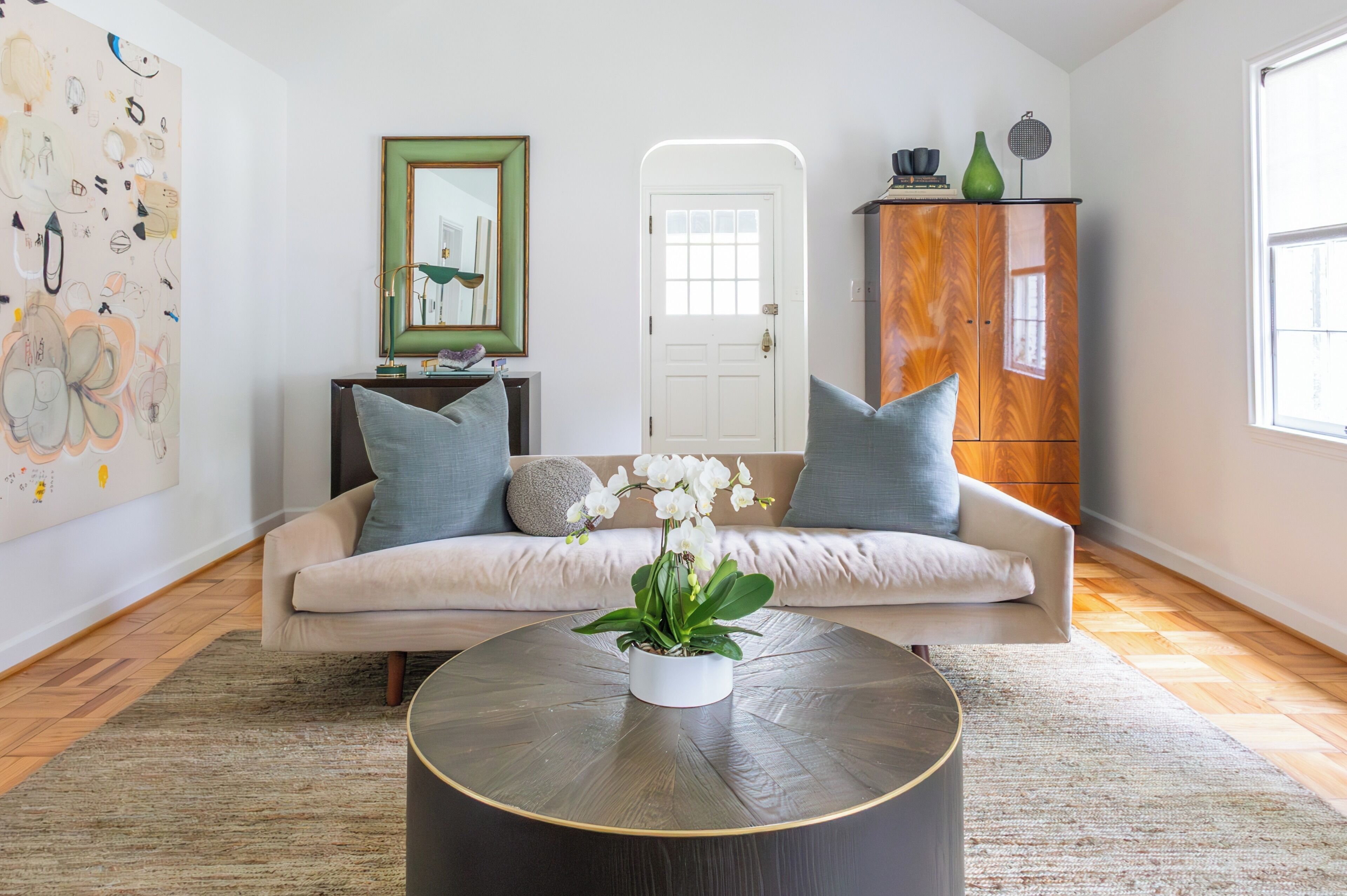 Una Smart TV, una chimenea, una oficina, una pantalla de ordenador