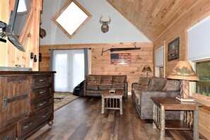 Living area - Moose Tracks (Pittsburg)