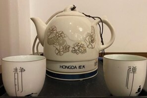A teapot with floral designs and two cups with calligraphy, labeled 'HONGDA.' - Zhangjiajie Jinhong Homestay (Zhangjiajie)