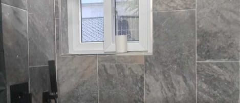 Douche, sĂšche-cheveux, serviettes fournies, savon