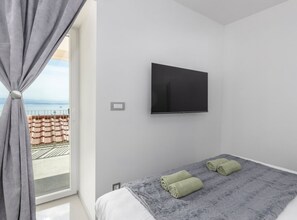 3 bedrooms, iron/ironing board, internet, bed sheets