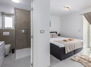 3 quartos, ferros/tábuas de passar roupa, acesso à internet