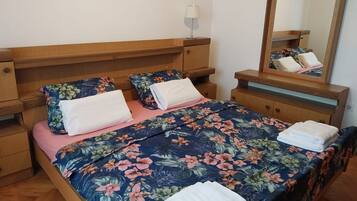 2 slaapkamers, een strijkplank/strijkijzer, wifi, beddengoed