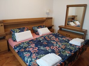 2 habitaciones, tabla de planchar con plancha, wifi y ropa de cama 