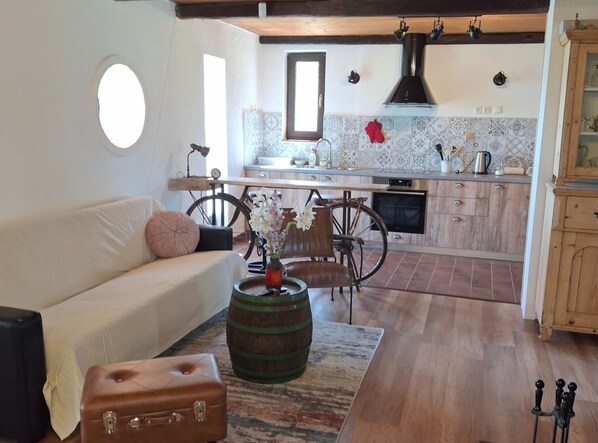 TV - Holiday Home Nadira - Two Bedroom Apartment (Erdut)