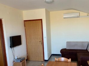 TV - Studio Apartment with Balcony and Sea View 1 (Razanac)