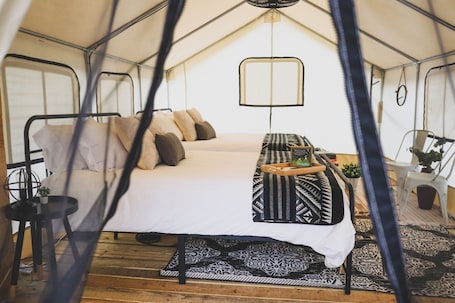1 bedroom, bed sheets. Luxury Spacious Glamping, Lake View, Grill, Pool, Pet Friendly, Swim