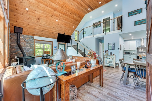 Near Hiking Trails & Ski Resorts: Killington Home!