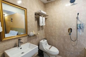 A bathroom with a sink, toilet, and shower. - Guangzhou Bisheng Hotel (Hengsha Subway Station Branch) (Guangzhou)