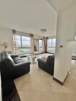 Smart TV - Charming High-Rise Parisian Panorama by the Eiffel Tower Open  (Paris)