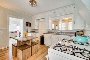 Réfrigérateur, micro-ondes, plaque de cuisson, lave-vaisselle