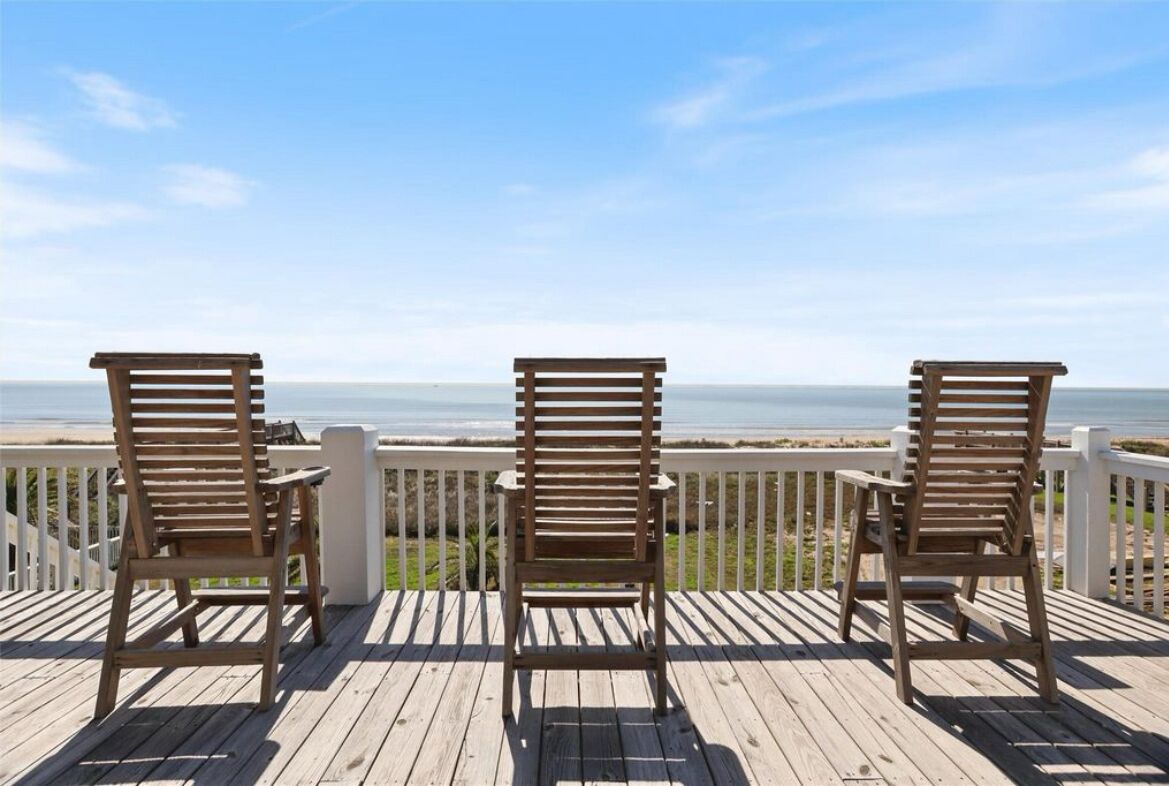 Front Row, Beachfront paradise