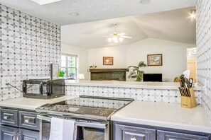 Fridge, microwave, stovetop, dishwasher - Lovely McCormick Home in Savannah Lakes Village (McCormick)
