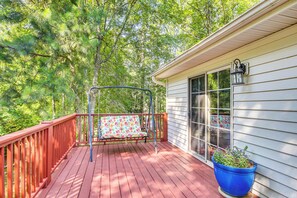 Terrace/patio - Lovely McCormick Home in Savannah Lakes Village (McCormick)