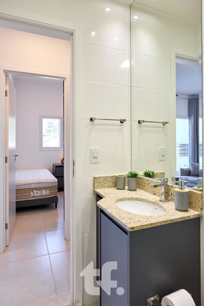 Pancuran mandi, tuala disediakan 