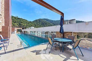 Hồ bơi ngoài trời, ghế dài tắm nắng 