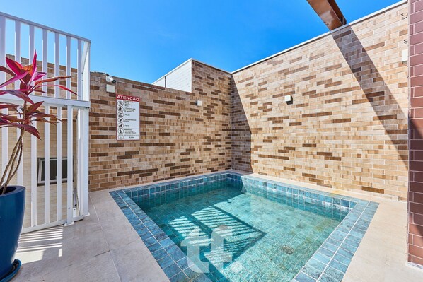 Kolam renang terbuka, kerusi lepak pantai 