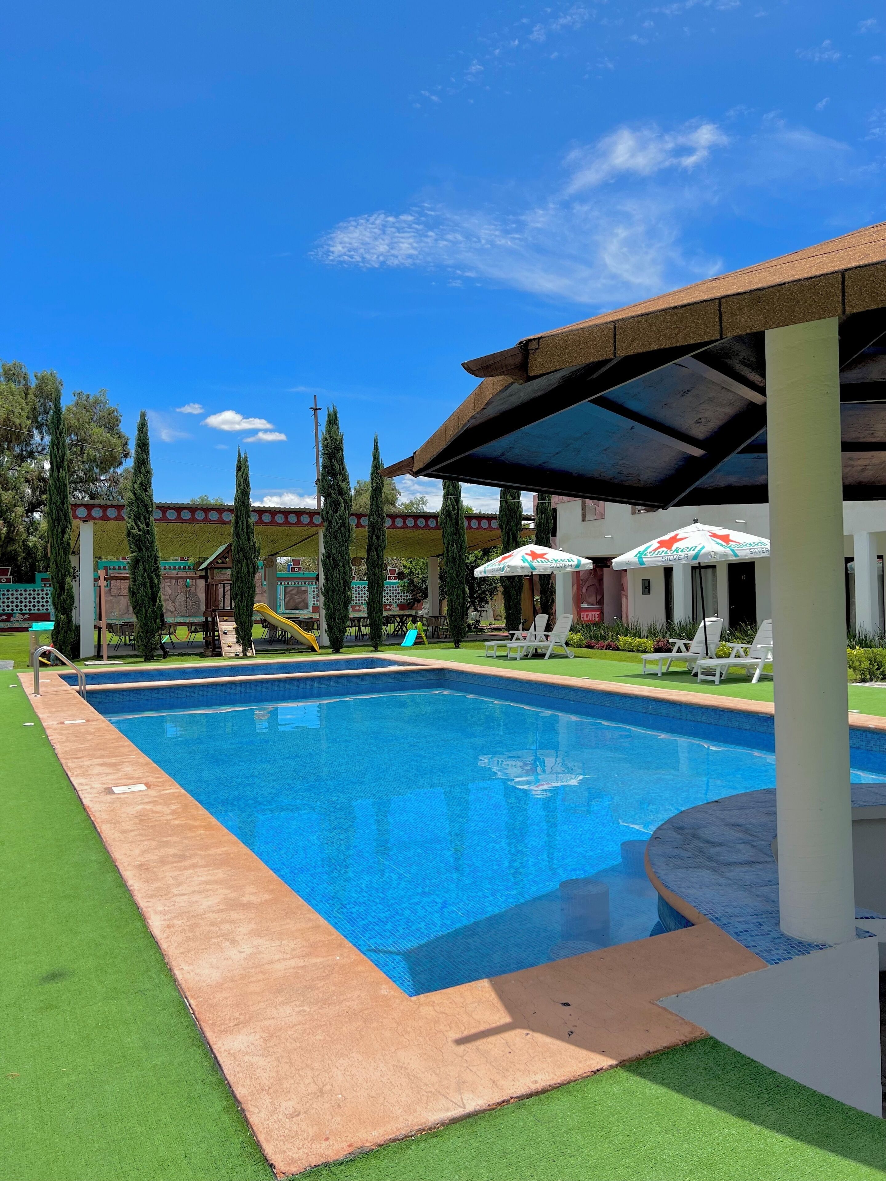 2 สระว่ายน้ำกลางแจ้ง