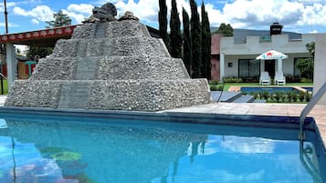2 albercas al aire libre