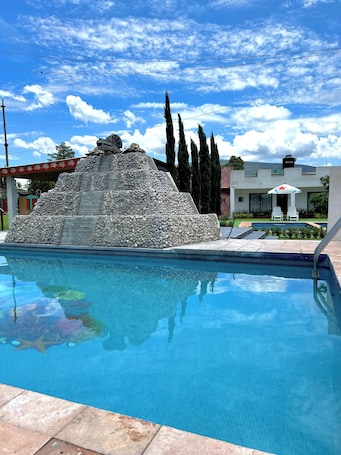 2 outdoor pools