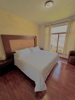 Basic szoba kétszemélyes ággyal, kilátással a kertre