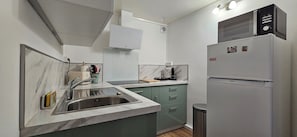 Réfrigérateur, micro-ondes, plaque de cuisson, lave-vaisselle
