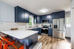 冷蔵庫、電子レンジ、オーブン、コンロ